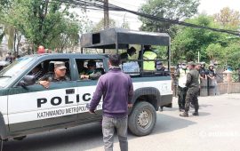 सुकुमवासी बस्ती खटिएका प्रहरीलाई पानी बाँड्दै नगर प्रहरी