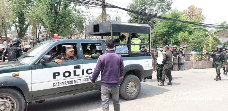 सुकुमवासी बस्ती खटिएका प्रहरीलाई पानी बाँड्दै नगर प्रहरी