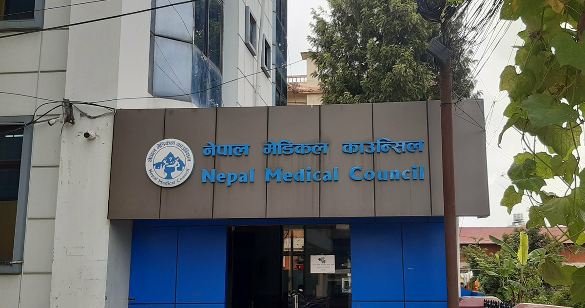 विदेशी नागरिकता लिने १७ डाक्टरको नाम दर्ता किताबबाट हटाइयो