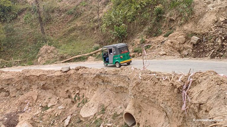 वर्षा रोकिएपछि राजमार्ग खुलाउन तीव्रता, पृथ्वी राजमार्ग आजै सञ्चालनमा ल्याउने तयारी