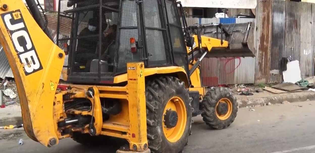 पशुपति क्षेत्रका अनधिकृत संरचनामा महानगरले चलायो डोजर