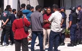 पेट्रोलियम पदार्थको मूल्य घटाउन माग गर्दै निगम नजिक प्रदर्शन