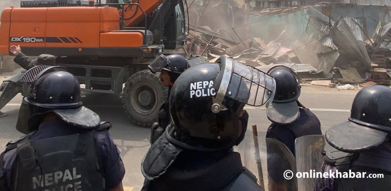 मनोहरामा बस्ती हटाउन पुगेको डोजरमाथि ढुंगामुढा, करिब १ दर्जन प्रहरी घाइते