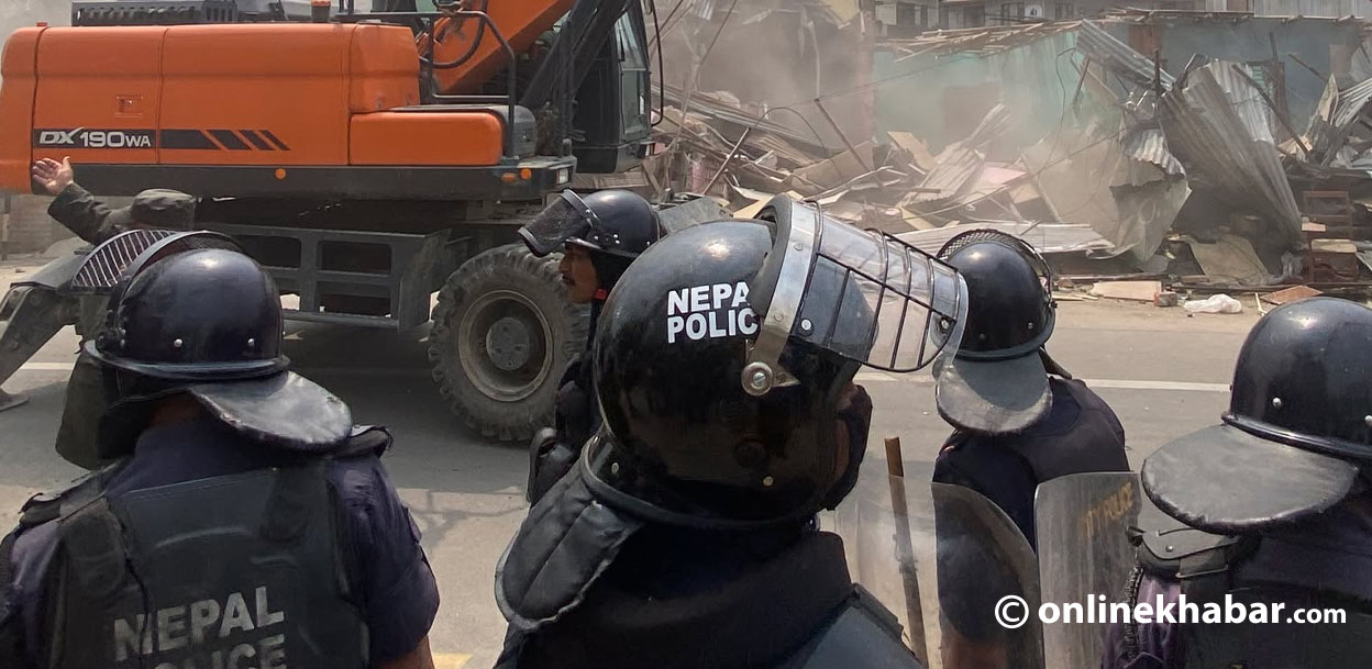 मनोहरामा बस्ती हटाउन पुगेको डोजरमाथि ढुंगामुढा, करिब १ दर्जन प्रहरी घाइते