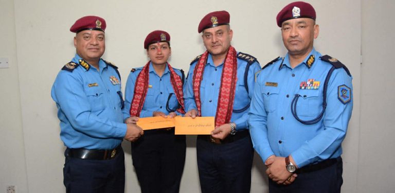 पाटनमा दाजुभाइको हत्या गर्नेलाई नियन्त्रणमा लिने प्रहरी पुरस्कृत