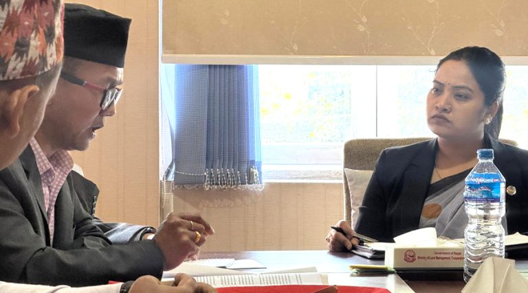 भूमिमन्त्री रावलले थालिन् सहकारी पीडितसँग छलफल