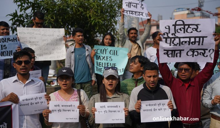 ‘बाँच्न दे सरकार’ भन्दै माइतीघरमा विद्यार्थीको प्रदर्शन (तस्वीरहरू)