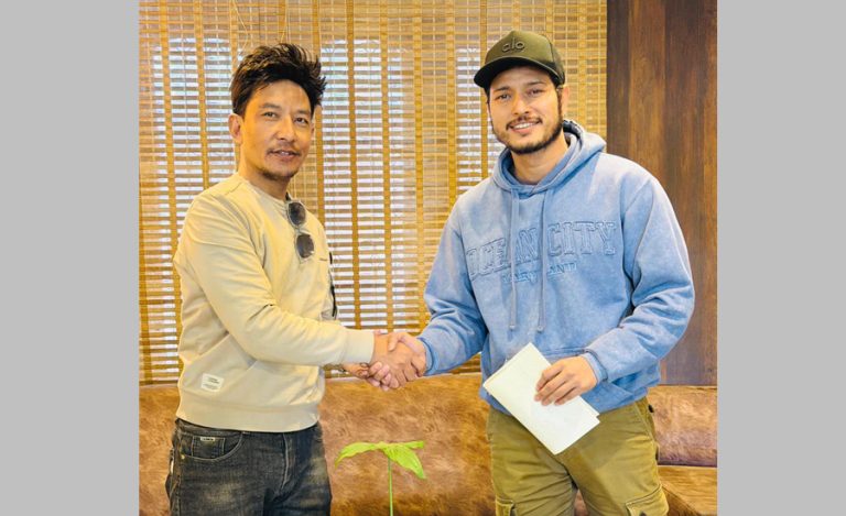 ‘एक्का तीन’ मा पुष्प अनुबन्धित, पूजासँग जोडी पक्का