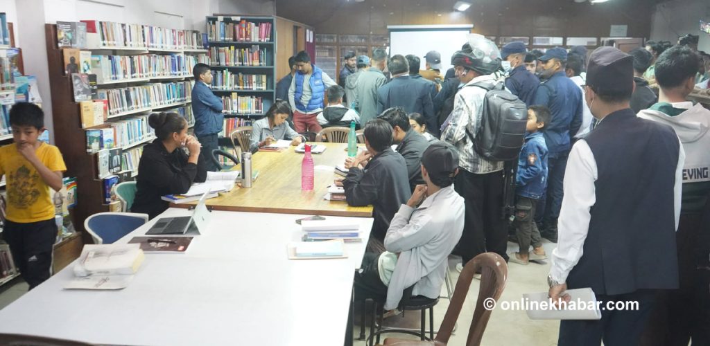 पुस्तकालयमा विद्यार्थी पढ्दै थिए, समाजकल्याणका प्रतिनिधिले बाहिर निकाले