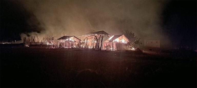 प्युठानको छेडाघाट बस्तीमा लागेको आगो ७ घण्टापछि नियन्त्रणमा, १३ जनाको घरगोठ जले