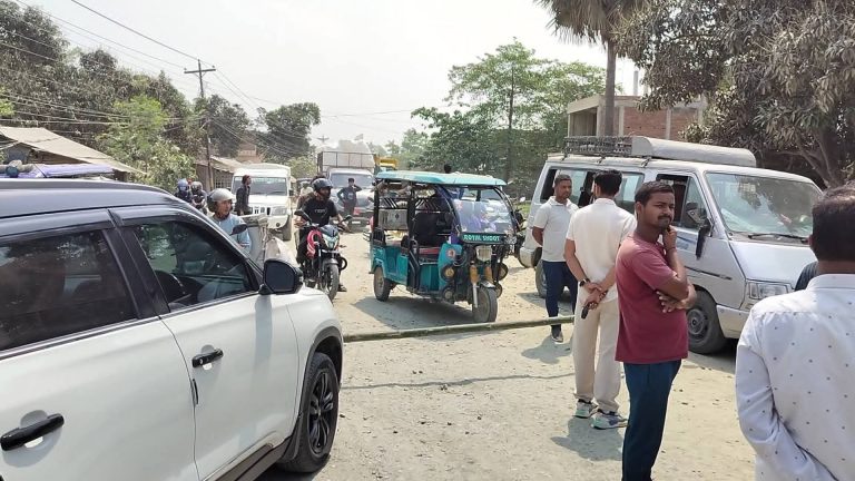 धुलो उडेपछि राजविराज-भारदह सडक स्थानीयले गराए अवरुद्ध