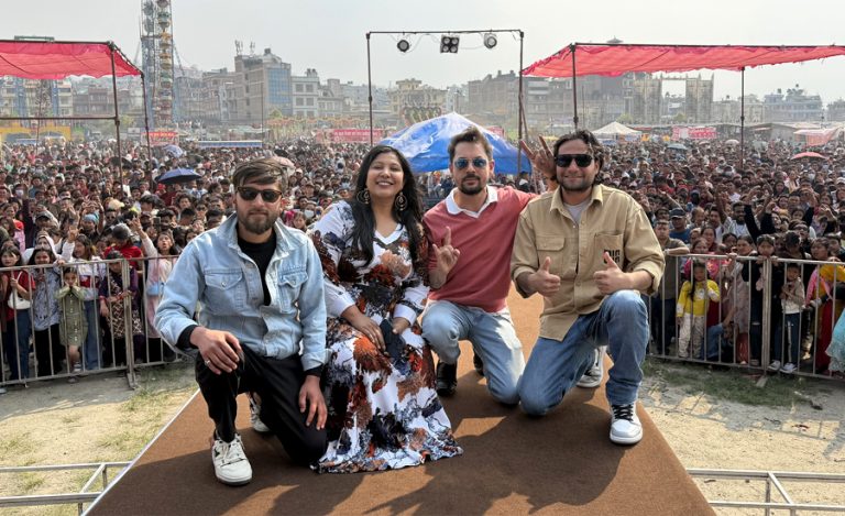 गीत गाउँदै ‘मालती मंगले’ प्रचारमा जुटे रामकृष्ण ढकाल