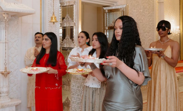 पपस्टार रिहाना मुम्बईमा, अम्बानीको घरमा गरिन् आरती (तस्वीर)