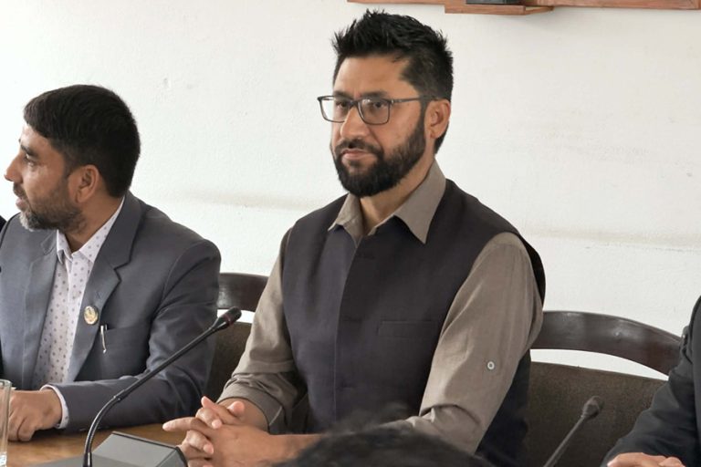 रास्वपाका सांसदलाई रविका १२ निर्देशन