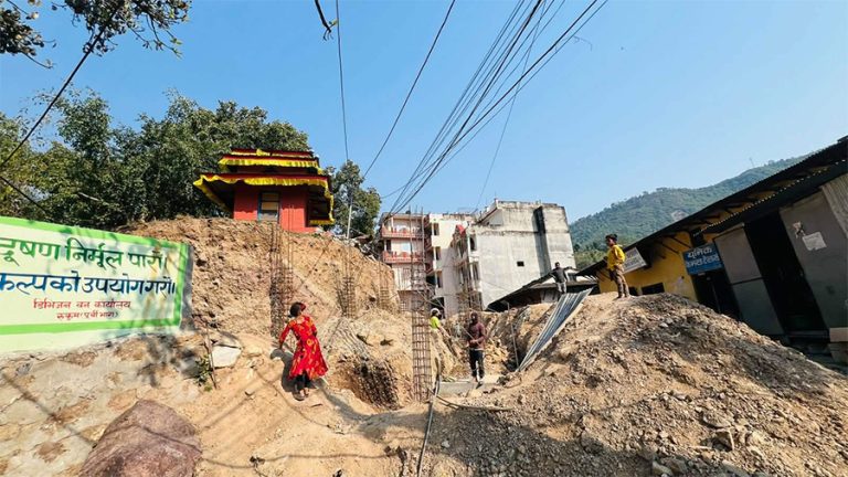 रुकुमपूर्वमा सडक मिचेर मन्दिर परिसरमा संरचना बनाउन थालेपछि विवाद