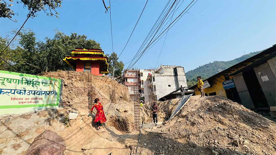 रुकुमपूर्वमा सडक मिचेर मन्दिर परिसरमा संरचना बनाउन थालेपछि विवाद