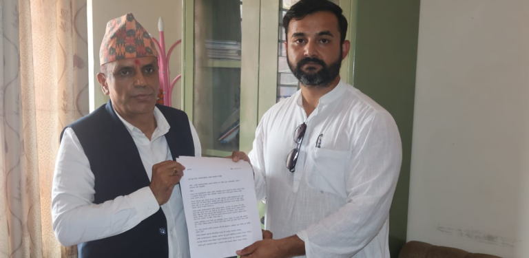 सरकारसँग ट्रक व्यवसायीको प्रश्नः अब हाम्रा ट्रक कवाडीमा बेच्ने ? 