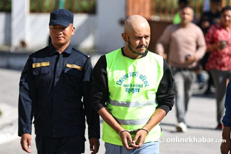 हत्कडी लगाएर बलेलाई सरकारी वकिलको कार्यालयमा लगियो