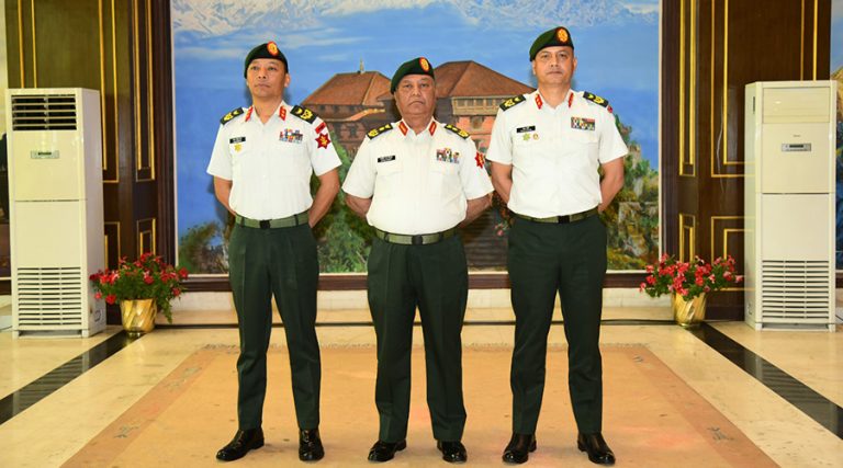 उपरथीमा बढुवा भएका २ सैनिक अधिकृतलाई दर्ज्यानी चिह्न प्रदान