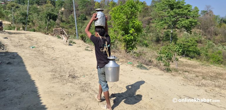 खानेपानीका लागि दुई घण्टा धाउँछन् चुरे क्षेत्रका बासिन्दा