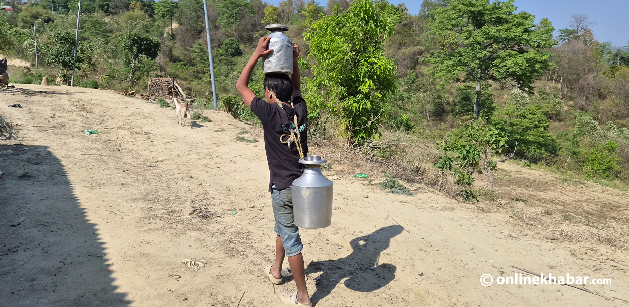 खानेपानीका लागि दुई घण्टा धाउँछन् चुरे क्षेत्रका बासिन्दा