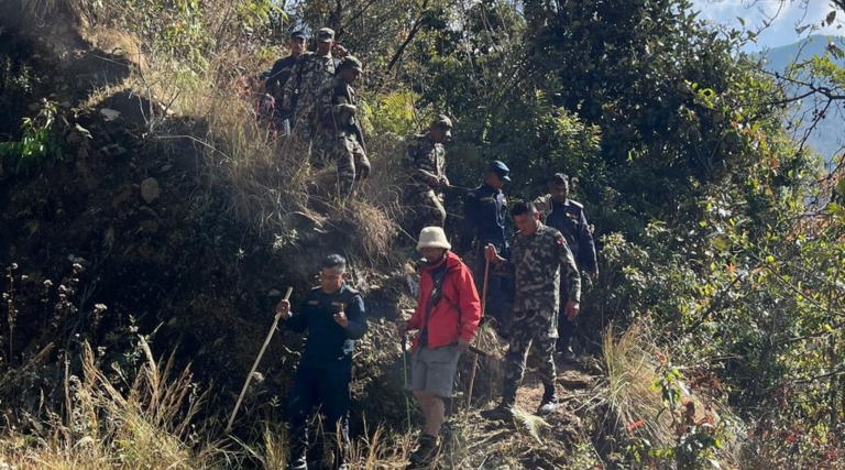 खोँचमा खसेका व्यक्तिको सेनाले गर्‍यो उद्धार