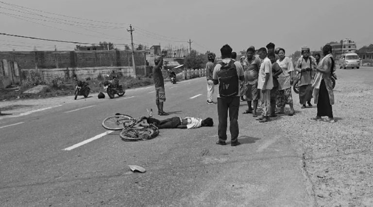 सिरहामा कारको ठक्करबाट साइकल यात्री घाइते