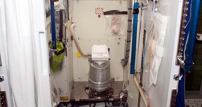 अन्तरिक्षमा किन जाम भयो ३ अर्बको शौचालय ?