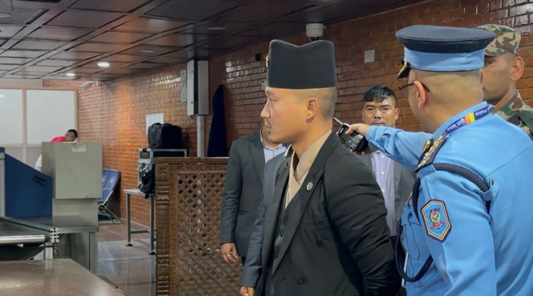 विमानस्थलमा गृहमन्त्री गुरुङको छड्के अनुगमन