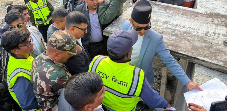 बीपी राजमार्गको क्षतिग्रस्त क्षेत्रको अवलोकनमा गृहमन्त्री