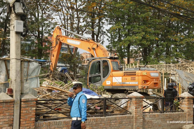 खाली गरियो थापाथलीको बस्ती, गैरीगाउँमा पनि आजै डोजर जाने