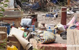 बस्तीमा चल्दैछ डोजर, खुला आकाशमुनि खाना पकाउँदै सुकुमवासी (तस्वीरहरू)