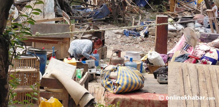 बस्तीमा चल्दैछ डोजर, खुला आकाशमुनि खाना पकाउँदै सुकुमवासी (तस्वीरहरू)