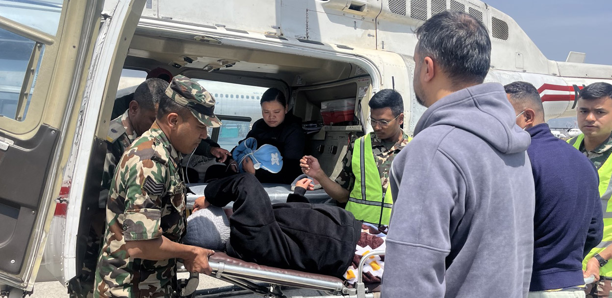 सुत्केरी व्यथाले छट्पटाएकी महिलालाई सेनाले सोलुखुम्बुबाट गर्‍यो हवाई उद्दार