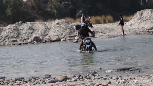 तमोर कोरिडोर कालोपत्र गरियो तर बनेनन् पुल, यात्रुलाई सास्ती