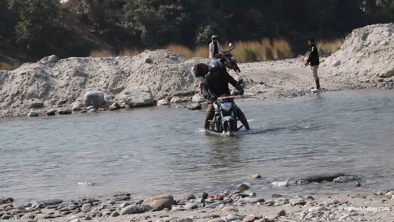 तमोर कोरिडोर कालोपत्र गरियो तर बनेनन् पुल, यात्रुलाई सास्ती