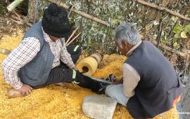 चुदारोको भरमा जोगिंदै परम्परागत ठेकी निर्माण, यसरी बनाइन्छ (तस्वीरहरू)