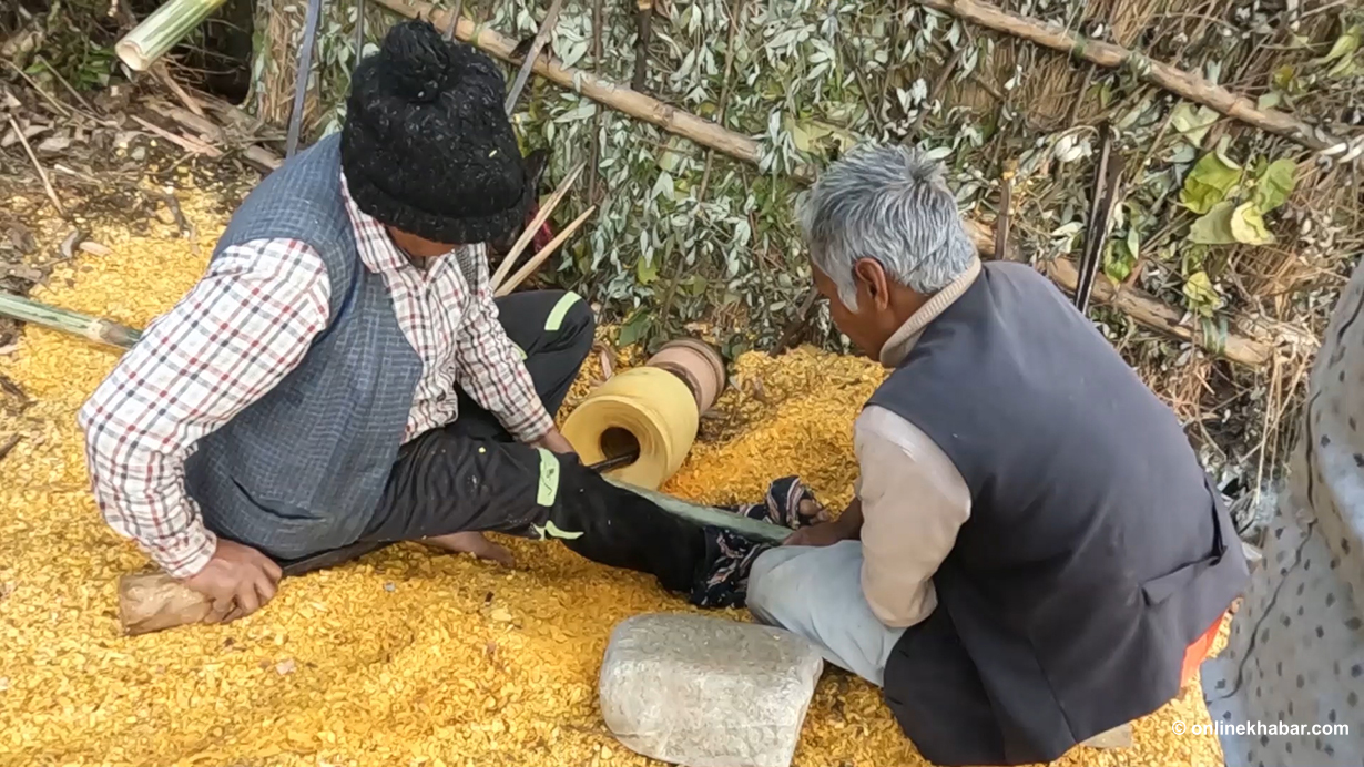 चुदारोको भरमा जोगिंदै परम्परागत ठेकी निर्माण, यसरी बनाइन्छ (तस्वीरहरू)