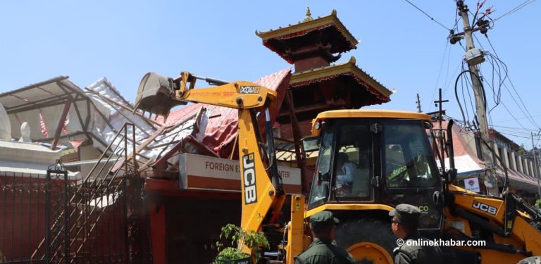 काठमाडौंको त्रिदेवी मन्दिरको जग्गा मिचेर बनाइएको संरचनामा महानगरले चलायो डोजर