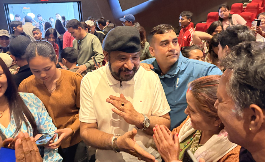 दर्शक भेट्न ब्यस्त तुलसी घिमिरेसहित ‘पहाड’ का कलाकार (तस्वीर)