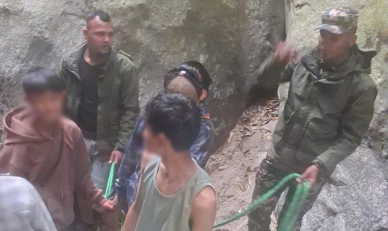 शिवपुरी जंगलको ढुंगामा अड्केका २ बालकलाई सेनाले गर्‍यो उद्धार