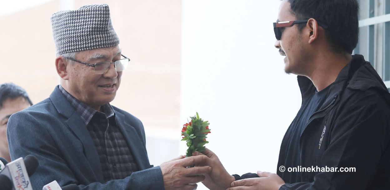 नेतृत्व परिवर्तनको माग राख्दै एमालेका युवाहरूले दिए नेतालाई फूल (तस्वीरहरू)