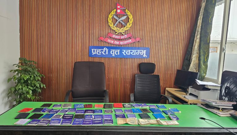 सरकारी कार्यालयबाट बिचौलिया खाली गराउने अभियानमा प्रहरी