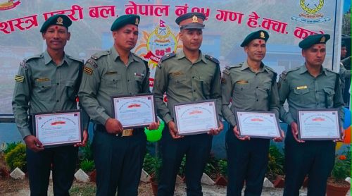 रोशी खोला बाढीमा फसेका यात्रु उद्धार गर्ने ५ सशस्त्र प्रहरी सम्मानित