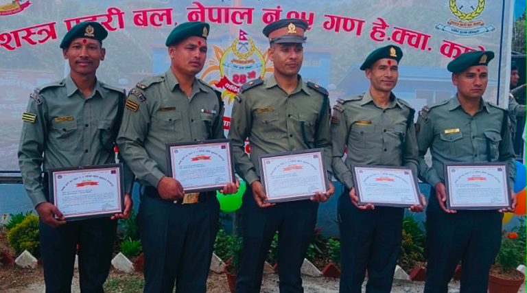 रोशी खोला बाढीमा फसेका यात्रु उद्धार गर्ने ५ सशस्त्र प्रहरी सम्मानित
