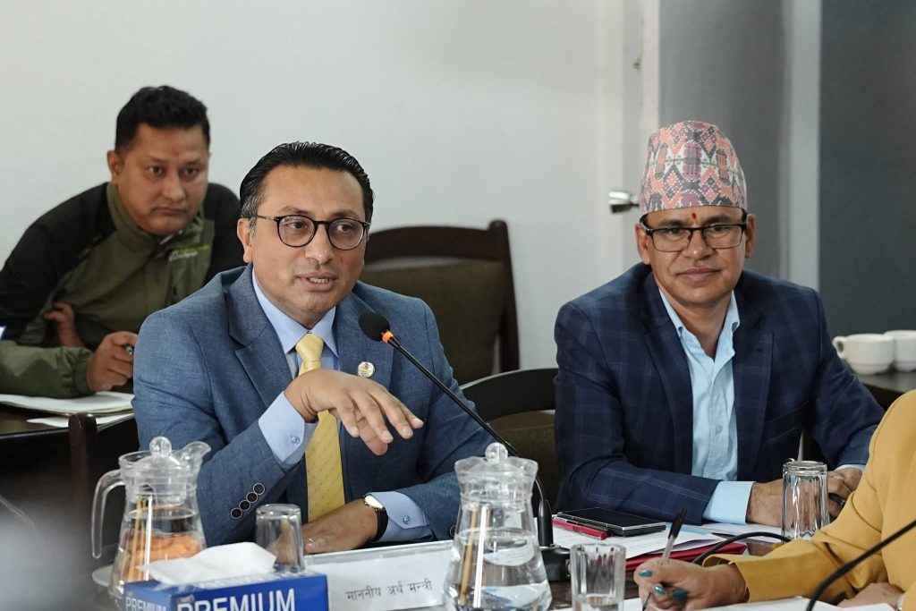 संसद्‌मा म निदाएको थिइनँ, फोनमा इमर्जेन्सी म्यासेज पढ्दै थिएँ : अर्थमन्त्री