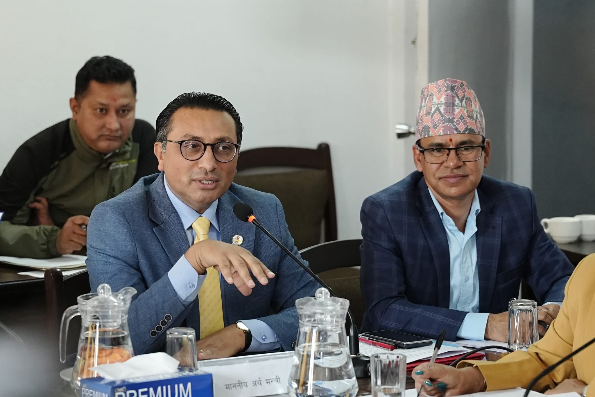 संसद्‌मा म निदाएको थिइनँ, फोनमा इमर्जेन्सी म्यासेज पढ्दै थिएँ : अर्थमन्त्री