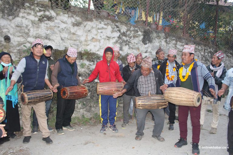 संकटमा आठपहरियाको संस्कृति