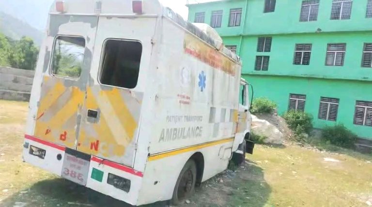 प्रदेश सरकारले दिएको एम्बुलेन्स तीन वर्षदेखि अलपत्र