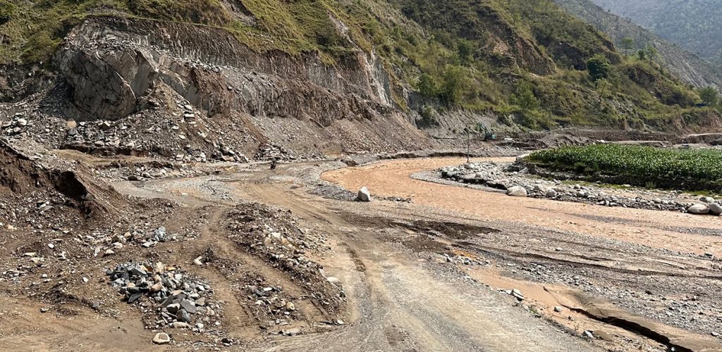 बीपी राजमार्गमा फसे ४ वटा माइक्रोबस, यात्रुको उद्धार गरिँदै
